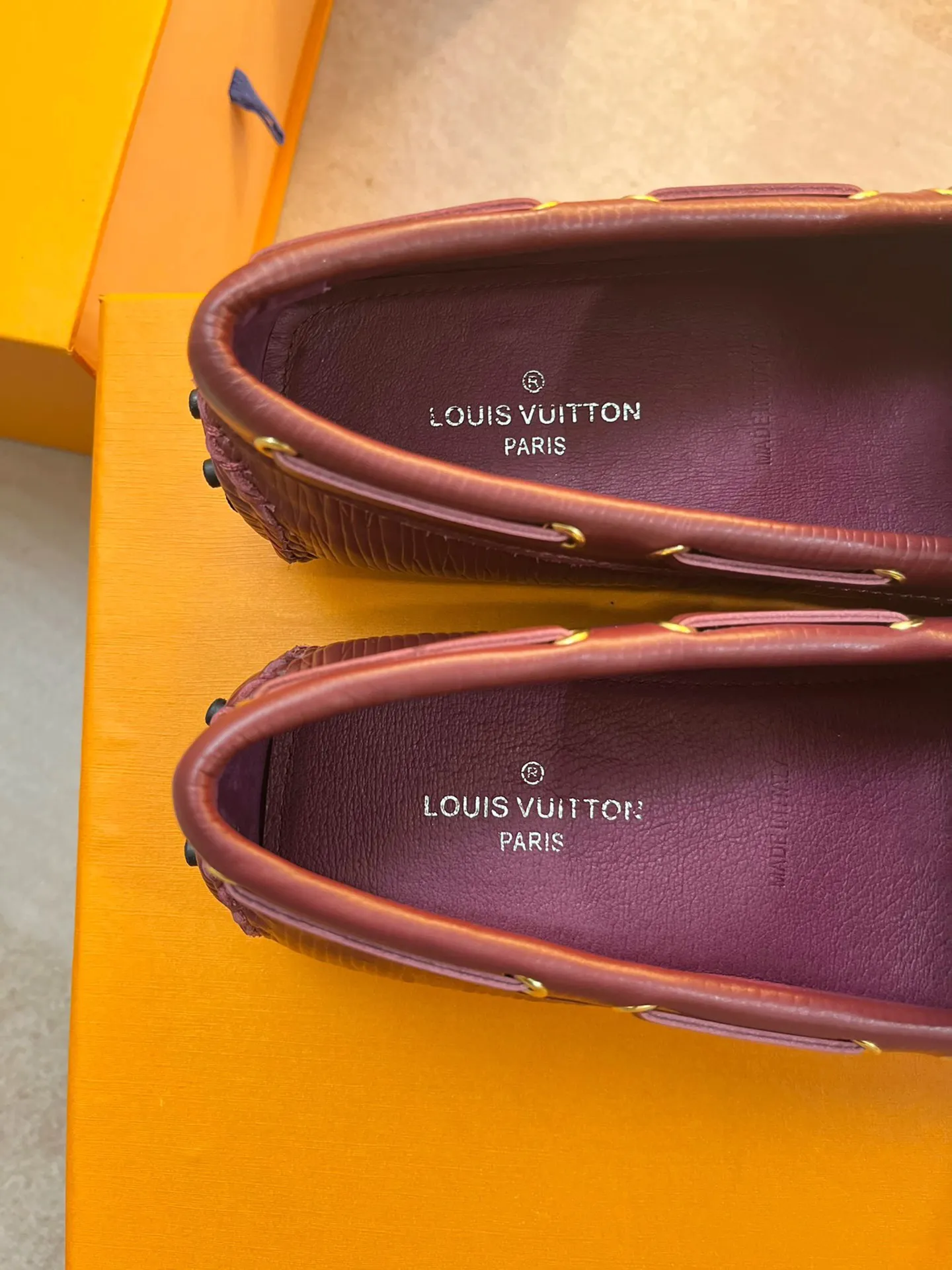 p460💰Couple model❤️🇫🇷 𝙇𝙤𝙪𝙞𝙨 𝙑𝙪𝙞𝙩𝙩𝙤𝙣 🇫🇷Louis Vuitton 2023 Classic𝓛𝓿 𝓣𝓻𝓪𝓲𝓷𝓮𝓻 Sports Series ➪➪➪¯ [Arizona Doudou Shoes Series] ▪️▪️▪️Arizona slip-on shoes are made of Monogram Eclipse canvas. Its hand-painted and dyed edges and hand-sewn uppers fully demonstrate Louis Vuitton's traditional shoemaking craftsmanship. This slip-on shoe is very lightweight. The integrated tongue and upper make it particularly comfortable and flexible. The soft outsole is equipped with rubber padding. Decorated with matching sash. Detailed features: ☑️Monogram Eclipse canvas ☑️Black Eclipse pattern ☑️Hand-painted shoe edges ☑️Hand-sewn uppers (each pair takes time to process) ☑️Integrated tongue and upper construction ☑️Outsole equipped with rubber lining ☑️size: 35_46